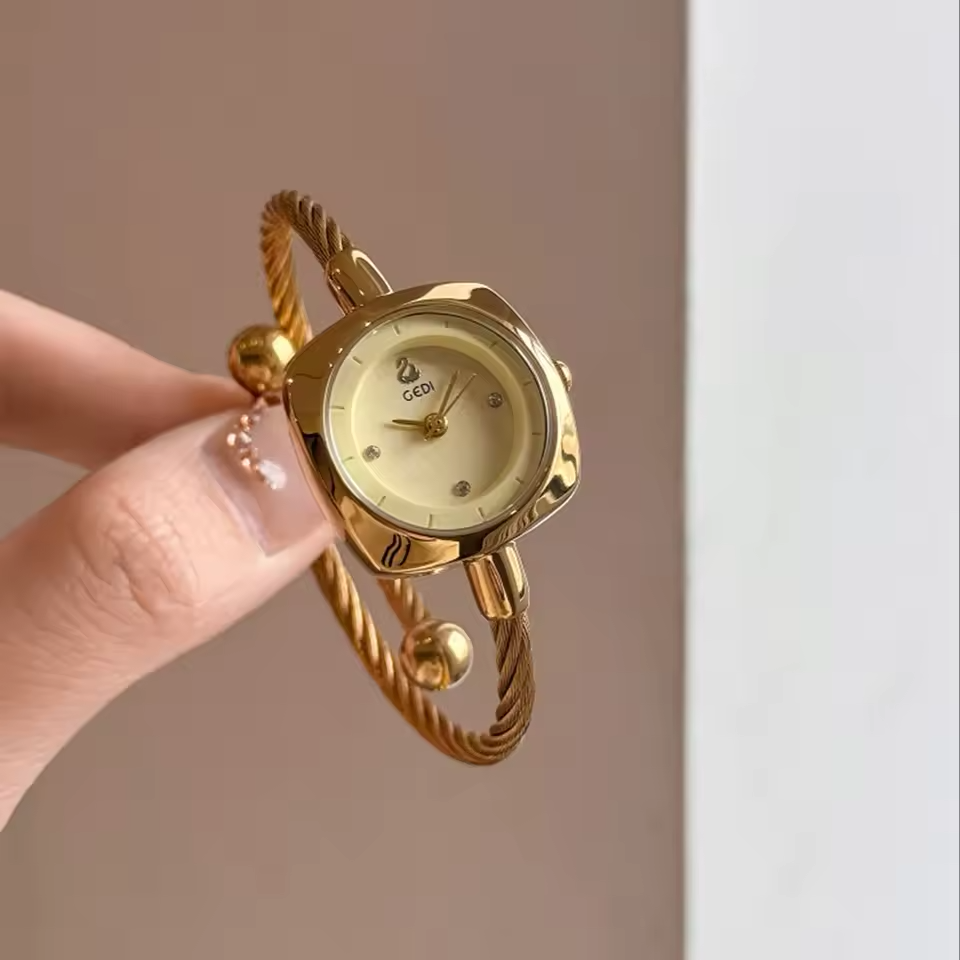 ساعة "سوان" الفاخرة Luxury Swan Watch